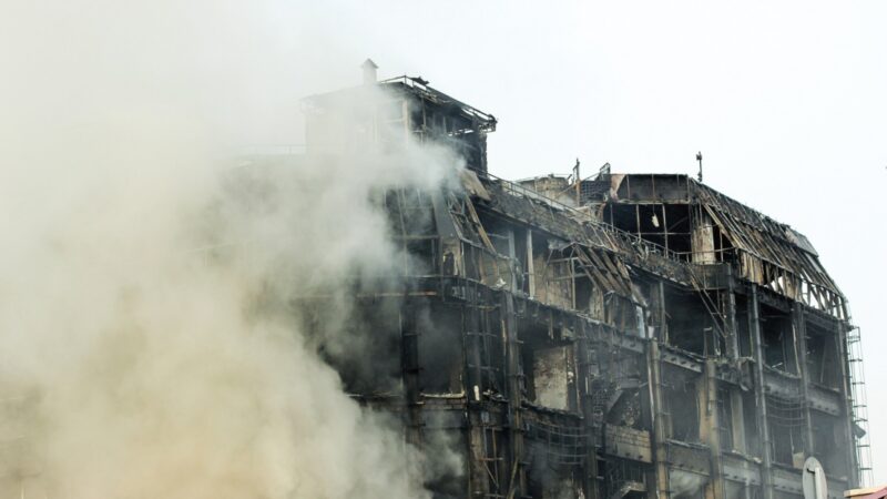 Siła ognia: Strażacy toczą walkę z pożarem w zakładach włókienniczych w Ozorkowie
