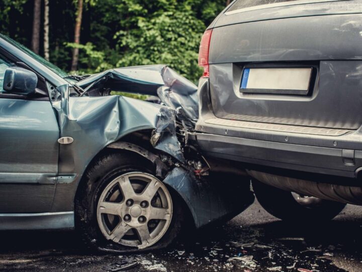 Niebezpieczne zdarzenie drogowe w Ozorkowie: konfrontacja dwóch samochodów osobowych
