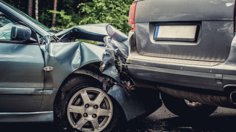 Niebezpieczne zdarzenie drogowe w Ozorkowie: konfrontacja dwóch samochodów osobowych