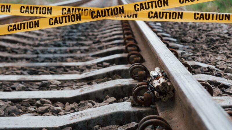 Wstrząsające zdarzenie na szlaku kolejowym w Ozorkowie: Pociąg śmiertelnie potrącił mężczyznę