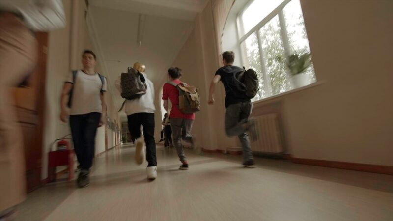 Nowe zestawy komputerowe dla uczniów w Ozorkowie wspierają naukę zdalną i hybrydową