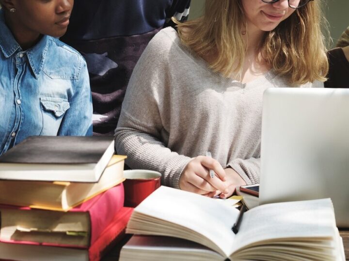 Edukacja w Powiecie Zgierskim: Uroczystości Dnia Nauczyciela pełne wdzięczności i talentu