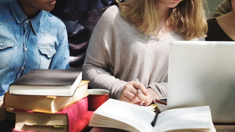 Edukacja w Powiecie Zgierskim: Uroczystości Dnia Nauczyciela pełne wdzięczności i talentu